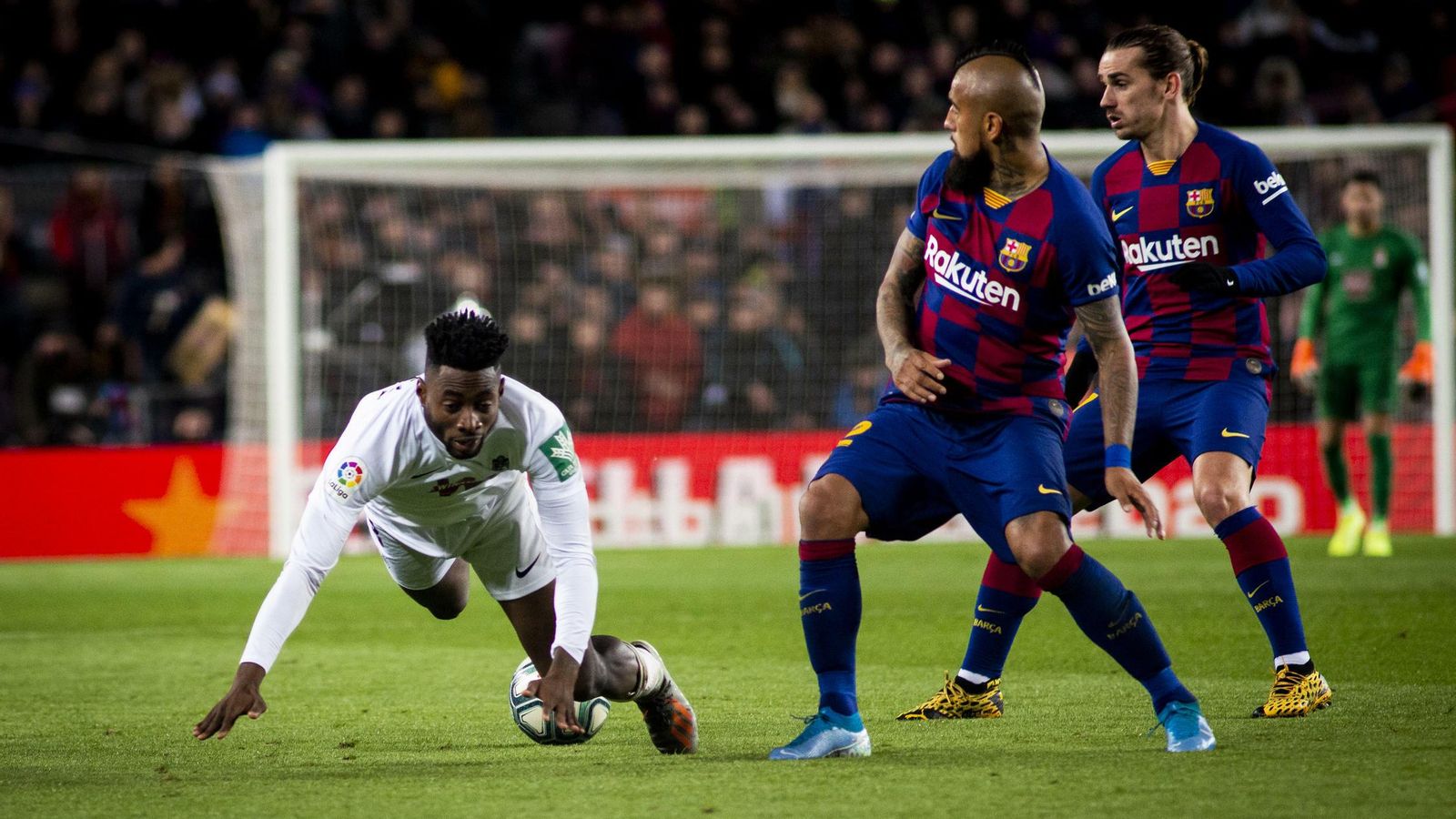 Mientras Germán fue expulsado, Arturo Vidal no vio ni una amarilla por sus entradas.