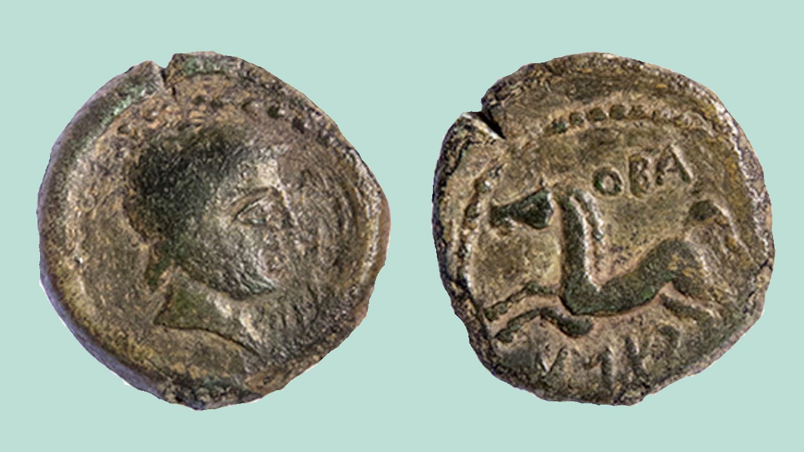 Moneda acuñada en la ceca de Oba en la que aparece el nombre de la ciudad con grafía latina y, debajo, en el alfabeto ibero-púnico.