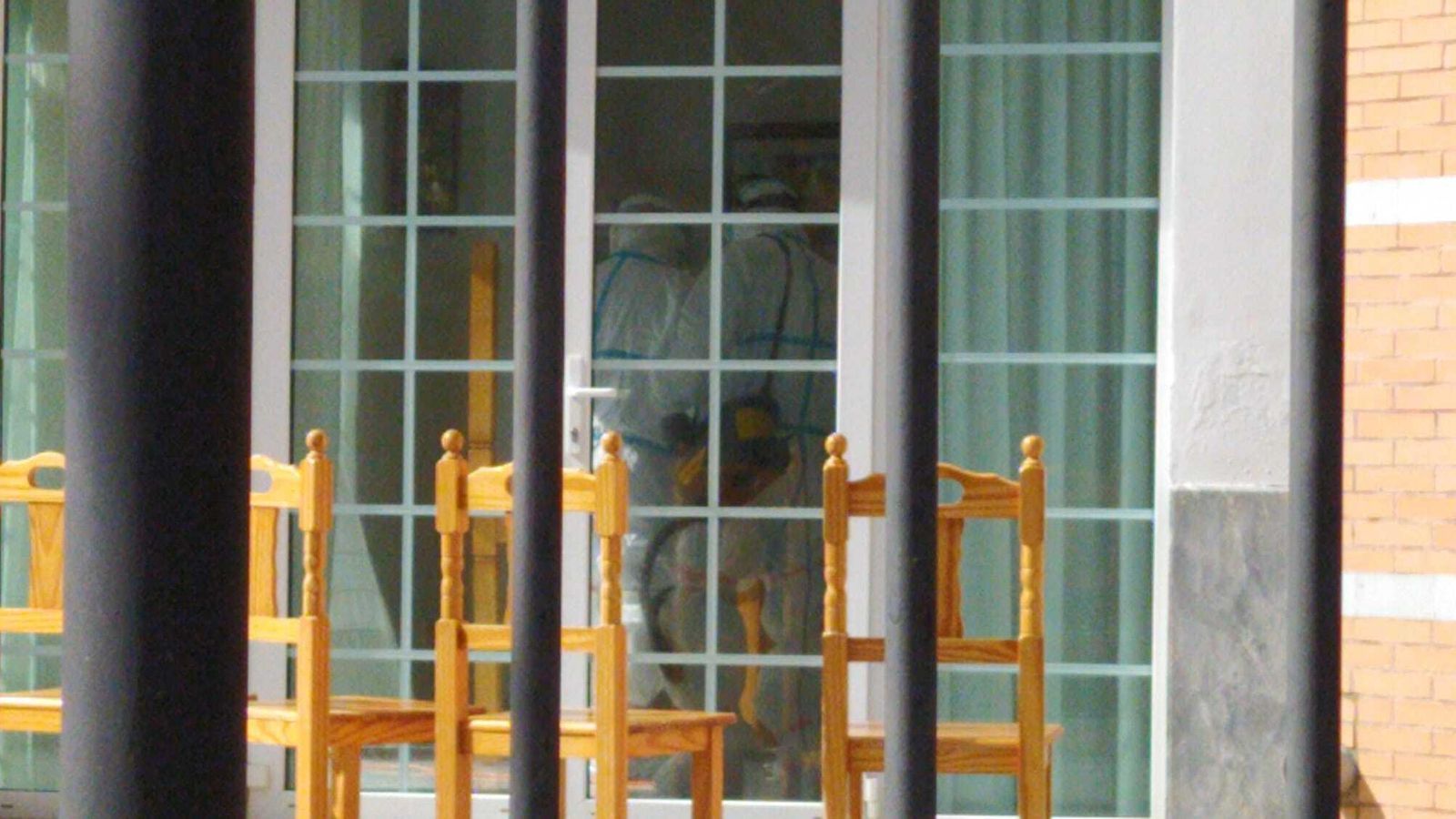 Labores de limpieza y desinfección en la residencia de ancianos de Alcalá del Valle.