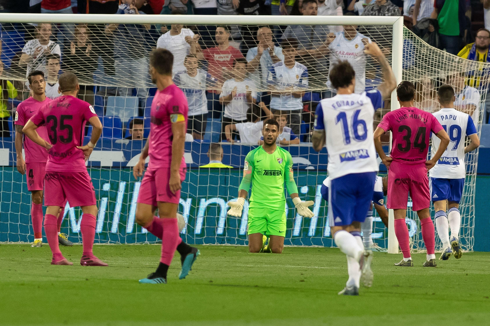 Munir pide explicaciones a sus compañeros en el Zaragoza-Málaga.
