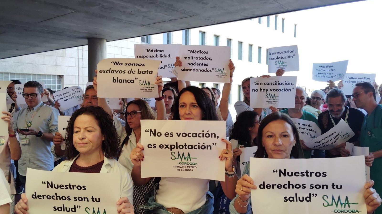 Médicos muestran carteles reivindicativos en la huelga del pasado mes de octubre.