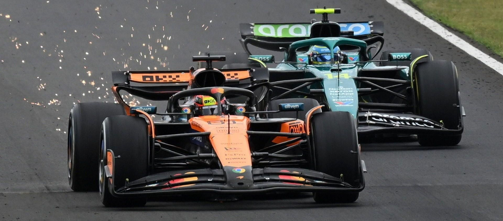 Fernando Alonso intenta superar a Oscar Piastri en Hungaroring.