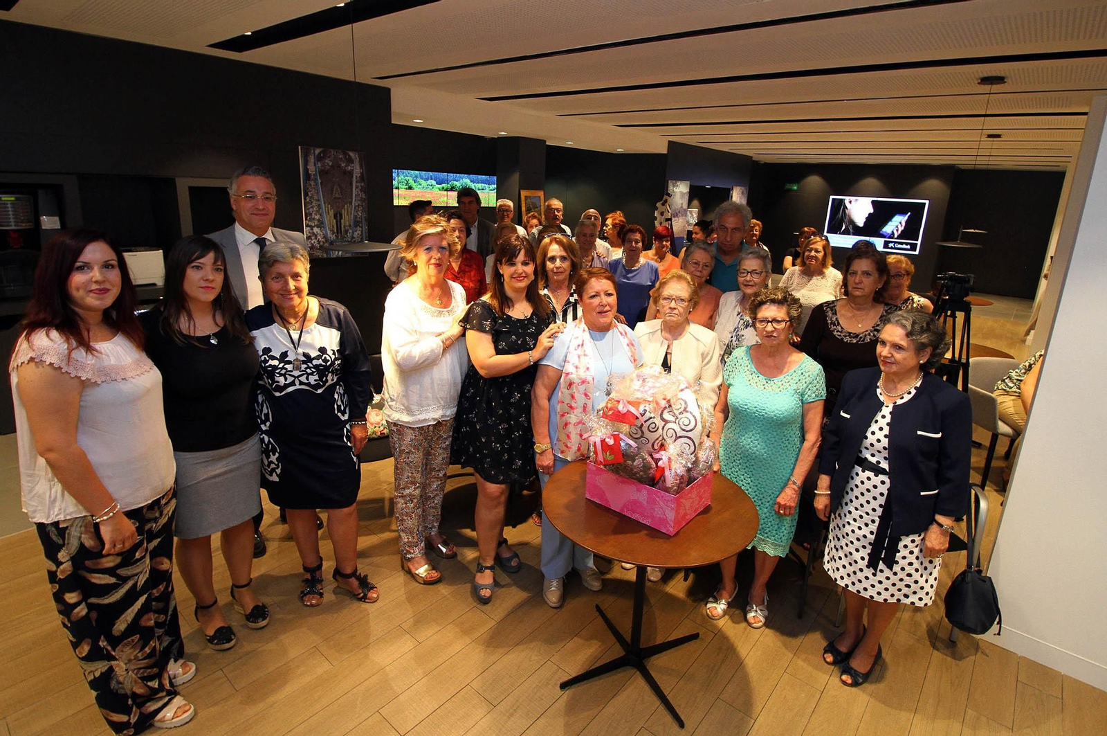 Distintos momentos del acto de entrega, ayer, de las bolsas infantiles y los cojines con forma de corazón.