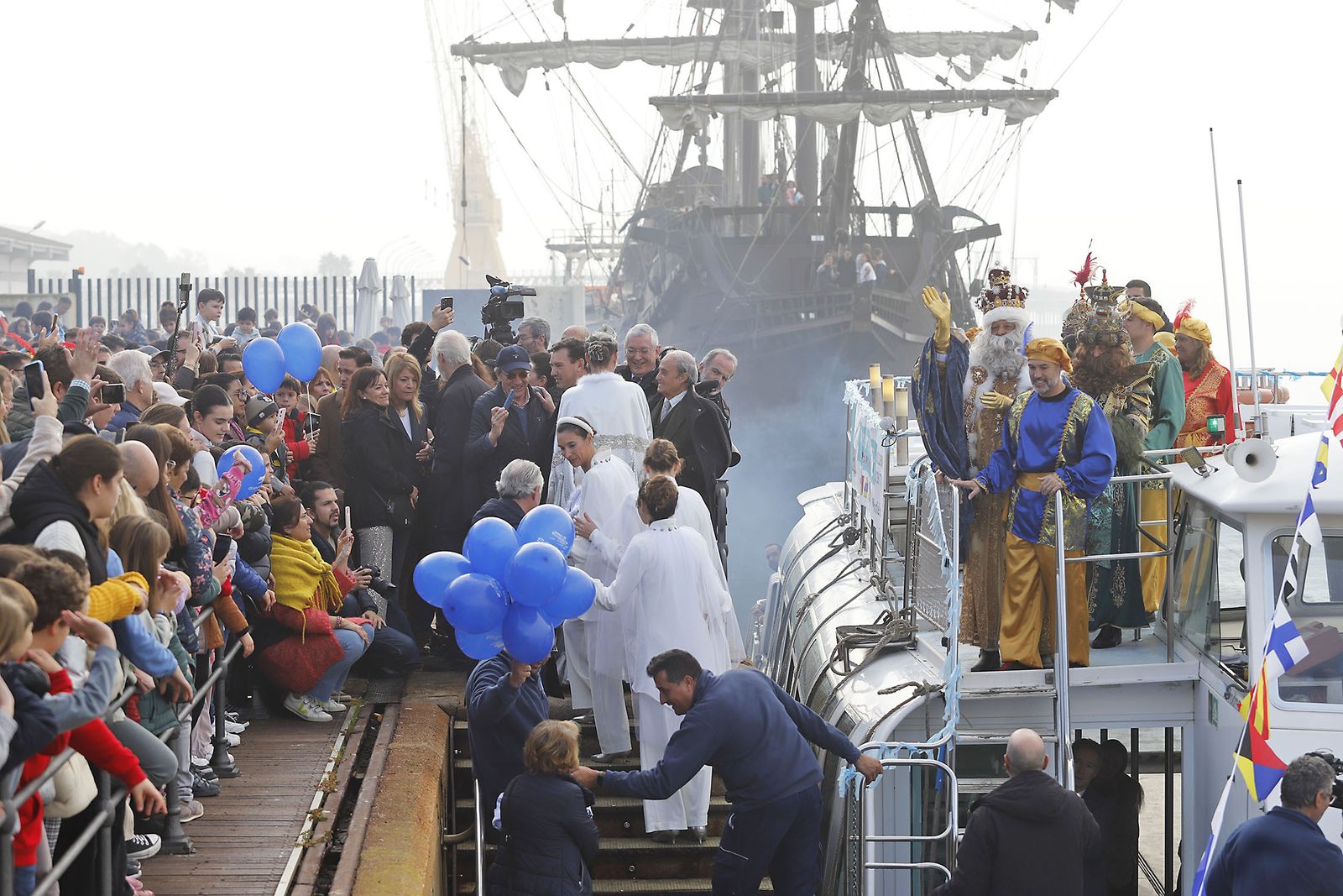 Imágenes de la mágica llegada de los Reyes Magos y la Estrella de la Ilusión a Huelva en barco