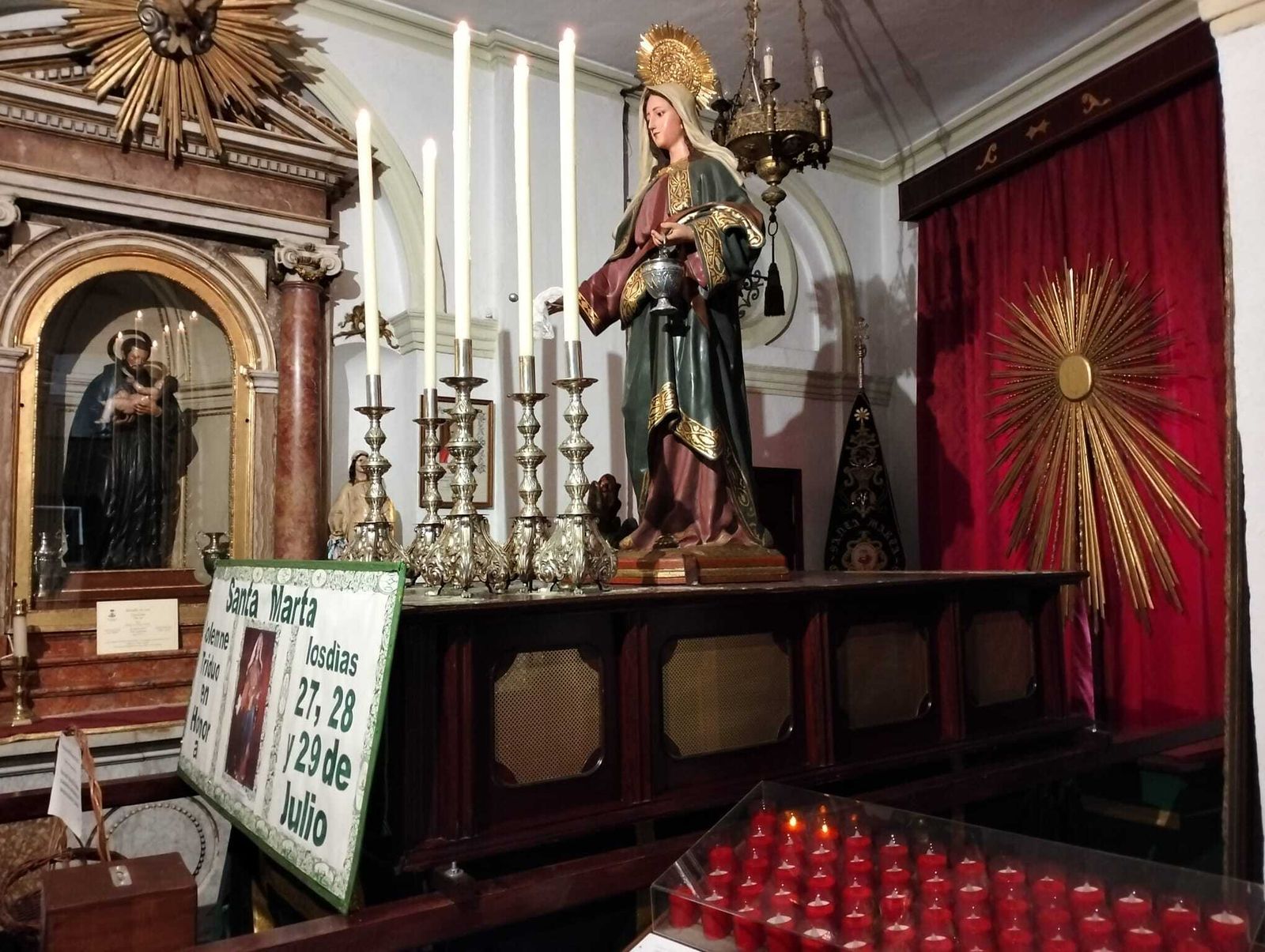 La imagen de Santa Marta, ya dispuesta en la parroquia del Rosario sobre la parihuela para la procesión de este sábado.