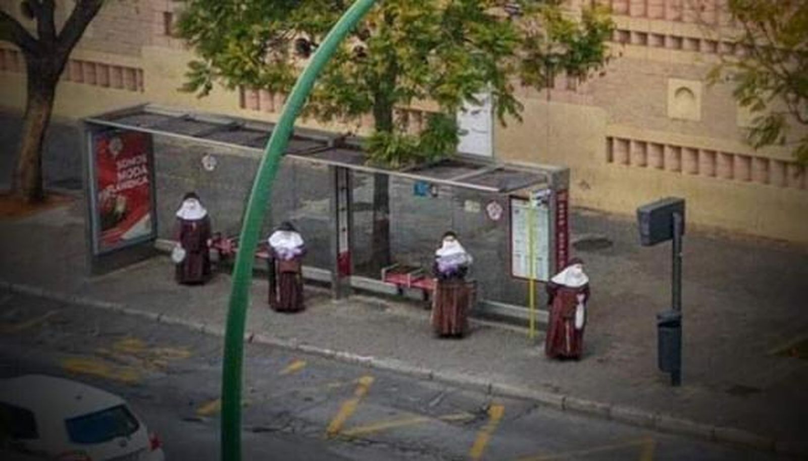 Hermanas de la Cruz en una parada de Tussam