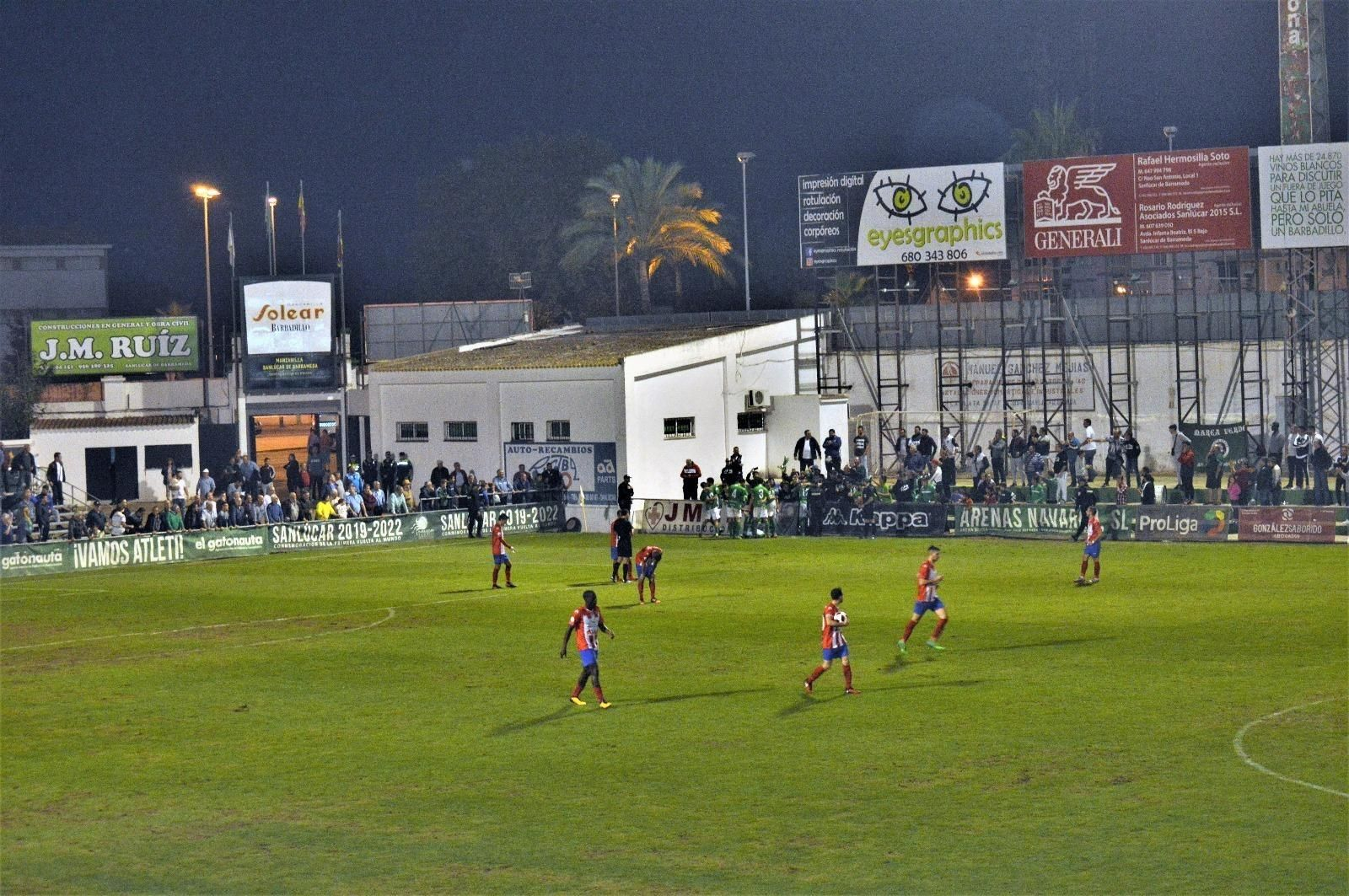Los futbolistas verdiblancos celebran el gol de Güiza que culminaba la remontada en El Palmar.