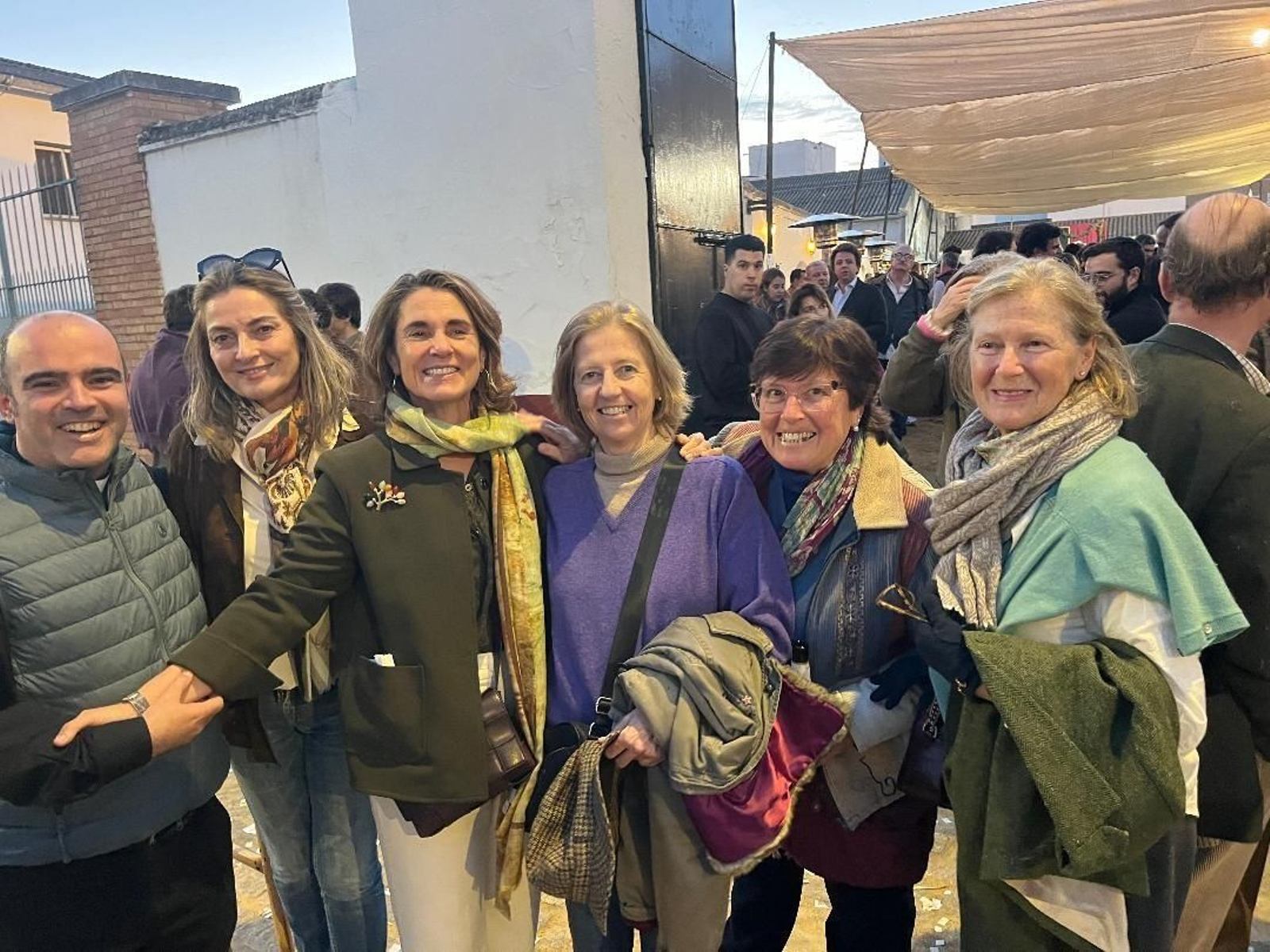 El padre Daniel Rojo, María Luisa Guardiola, Teresa Mencos y las hermanas Blanca, María y Koky Ybarra Mencos.