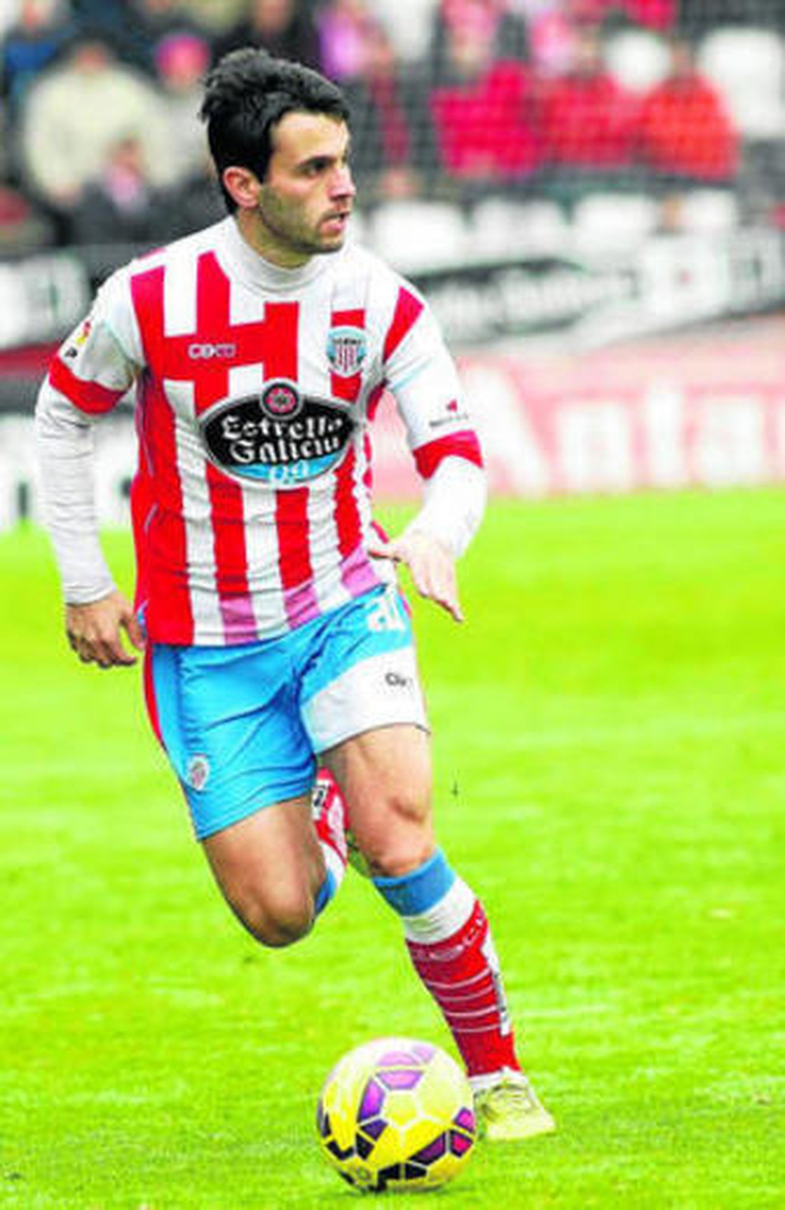 Albert Dalmau conduce el balón en su etapa en el Lugo.