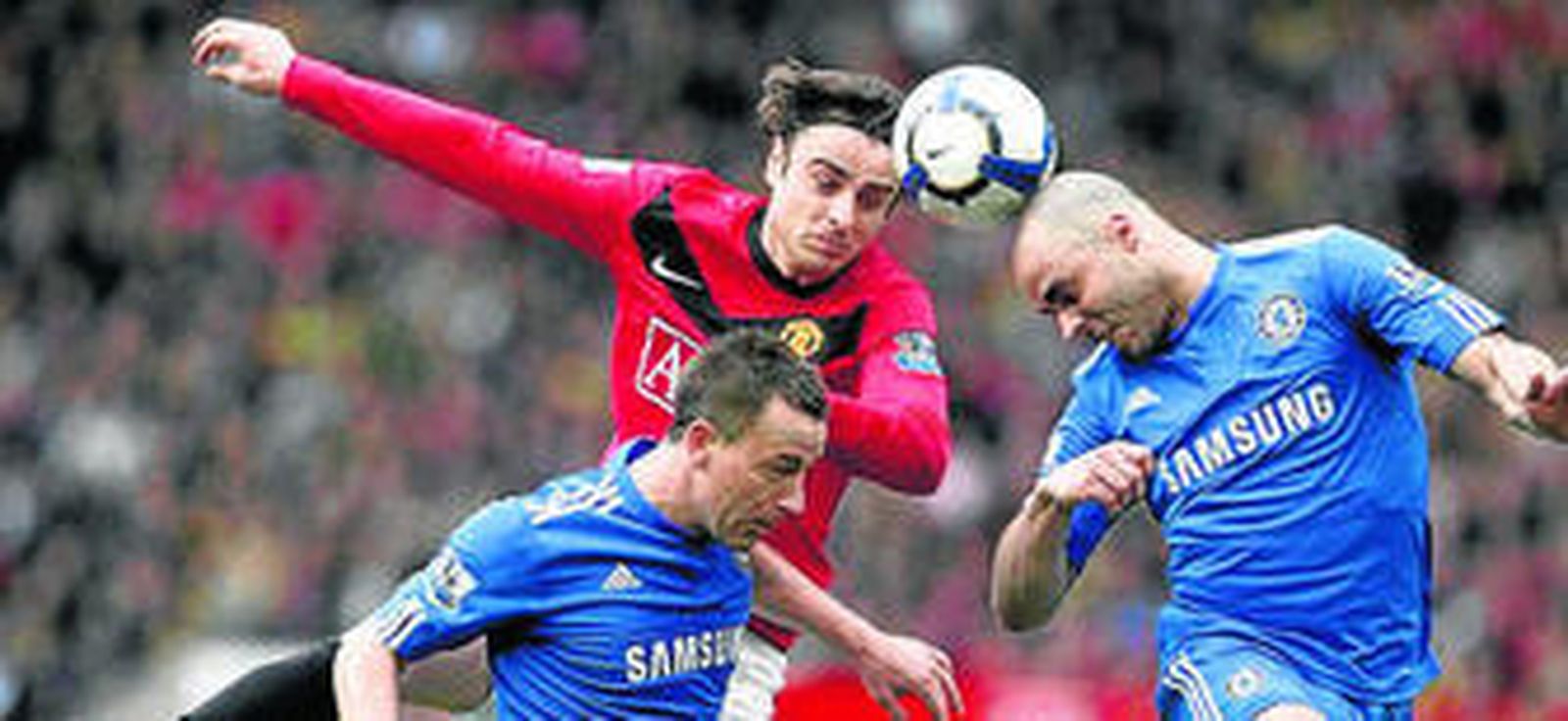 Berbatov cabecea entre Álex y Terry.
