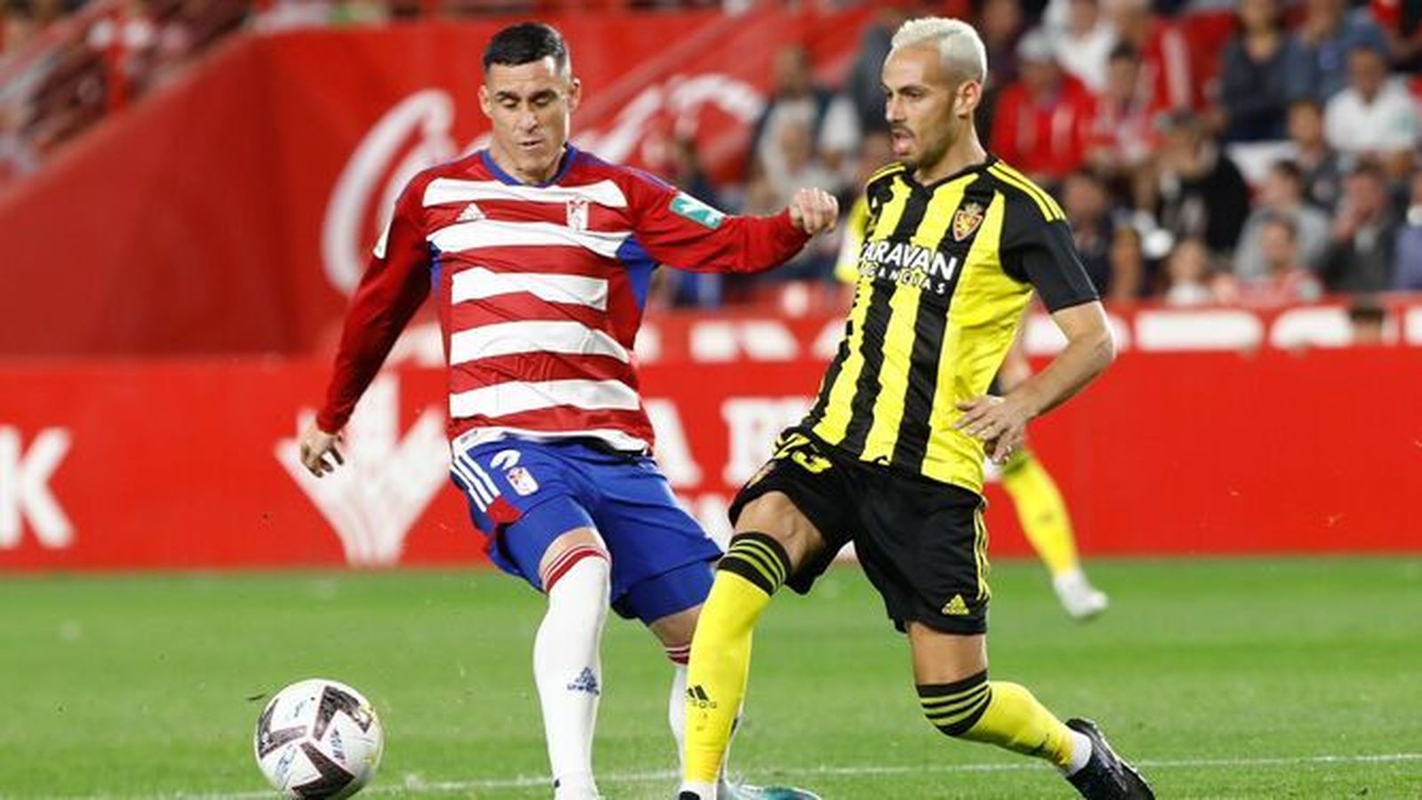 Callejón pugna con un rival en un partido del Granada como local