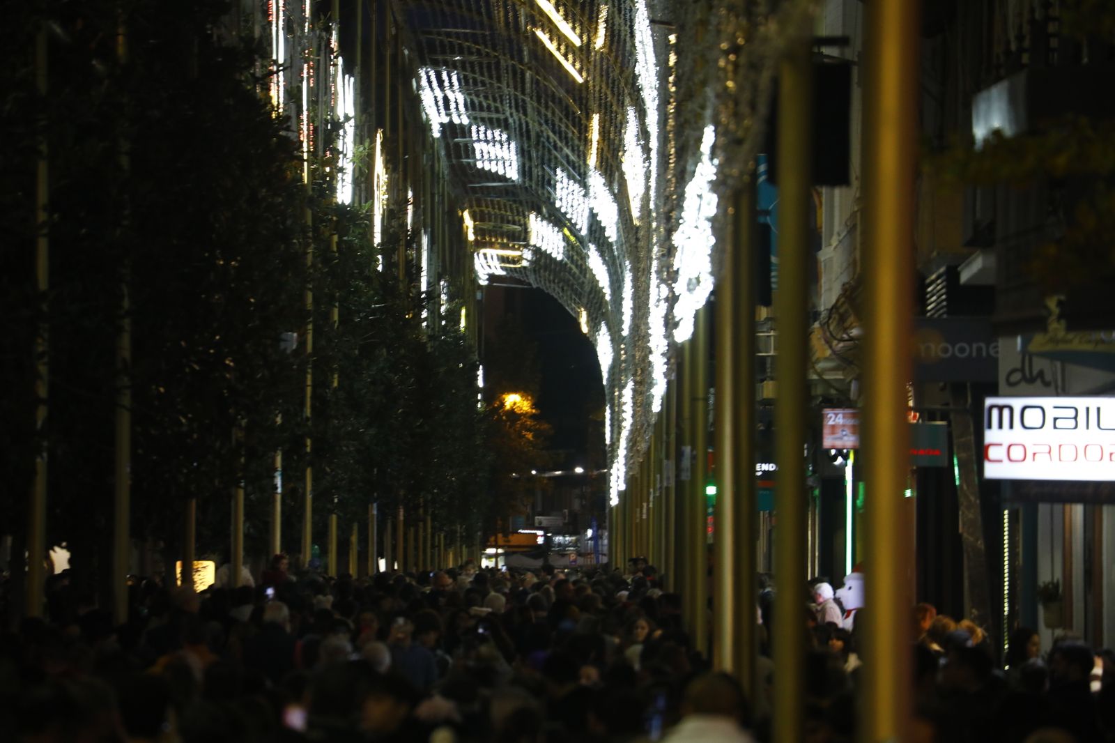 El encendido del espectáculo navideño de la calle Cruz Conde de Córdoba, en imágenes