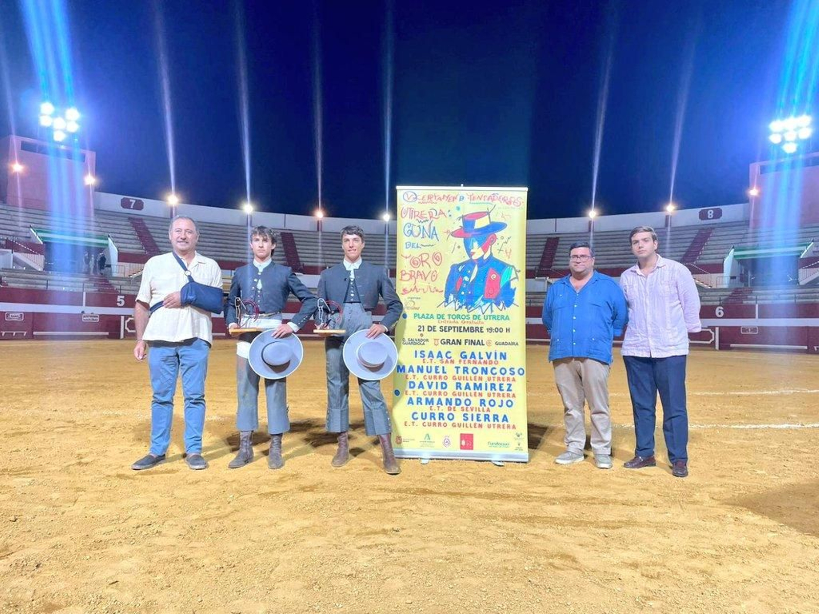 El ganador y los finalistas posan con las autoridades en la entrega de trofeos del certamen 'Utrera, cuna del toro bravo'.
