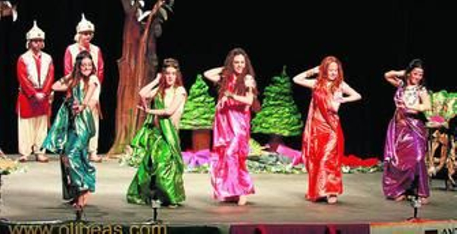 1.Durante la presentación, las cinco aspirantes a choquera mayor bailaron al estilo Bollywood. 2. La choquera menor, Marta García Salguero, es distinguida junto a sus compañeras. 3. Emilio Gutiérrez Rebollo, pregonero del Carnaval.  4. Juan Franco de Orta, Insignia de Oro. 5. Actuación del grupo Och8 Vientos.