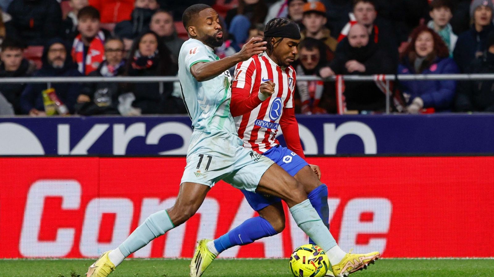 Bakambu realiza un esfuerzo defensivo para robar el balón en un ataque de Lookman.