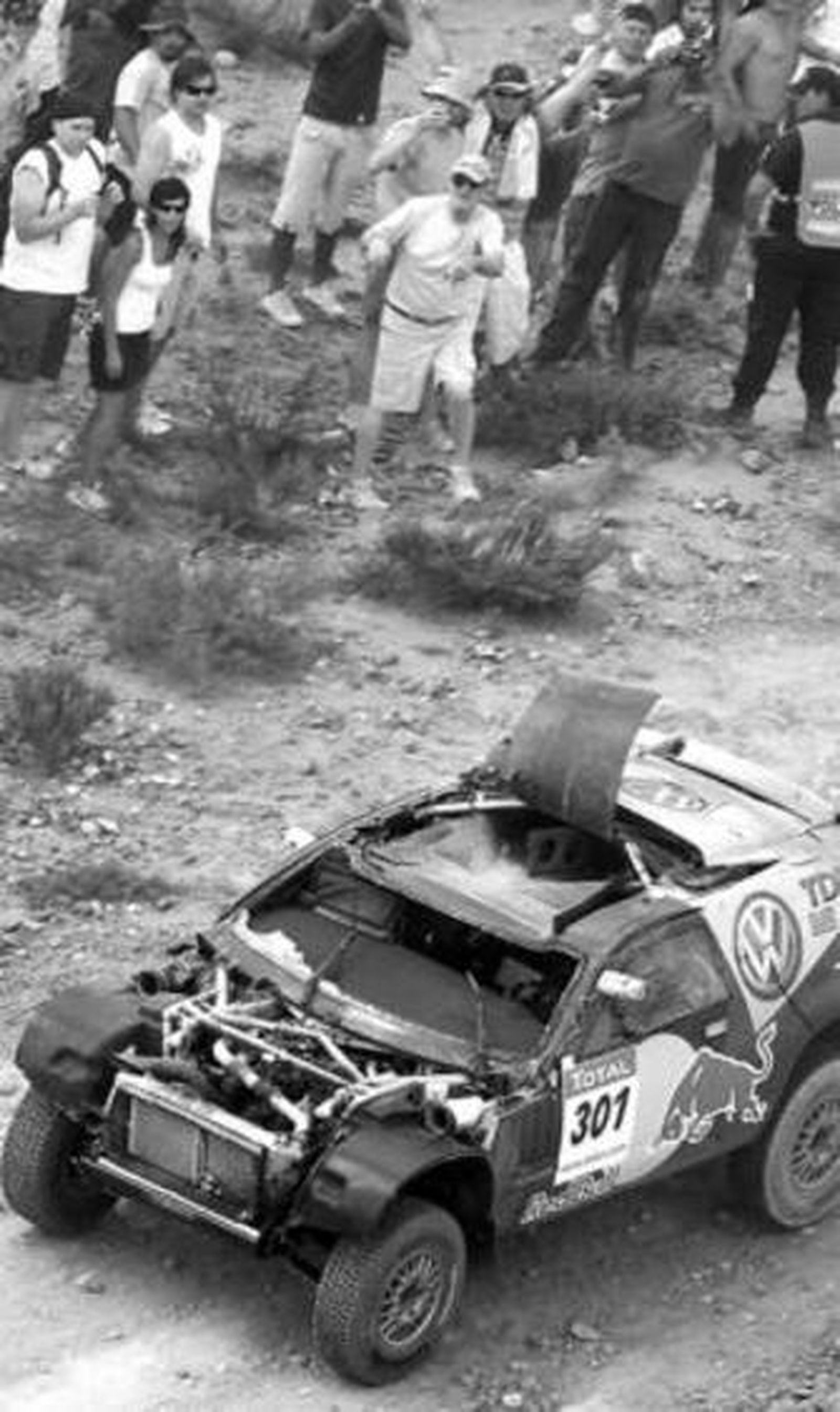 Sainz tuvo problemas en las dunas y su Volkswagen quedó así.