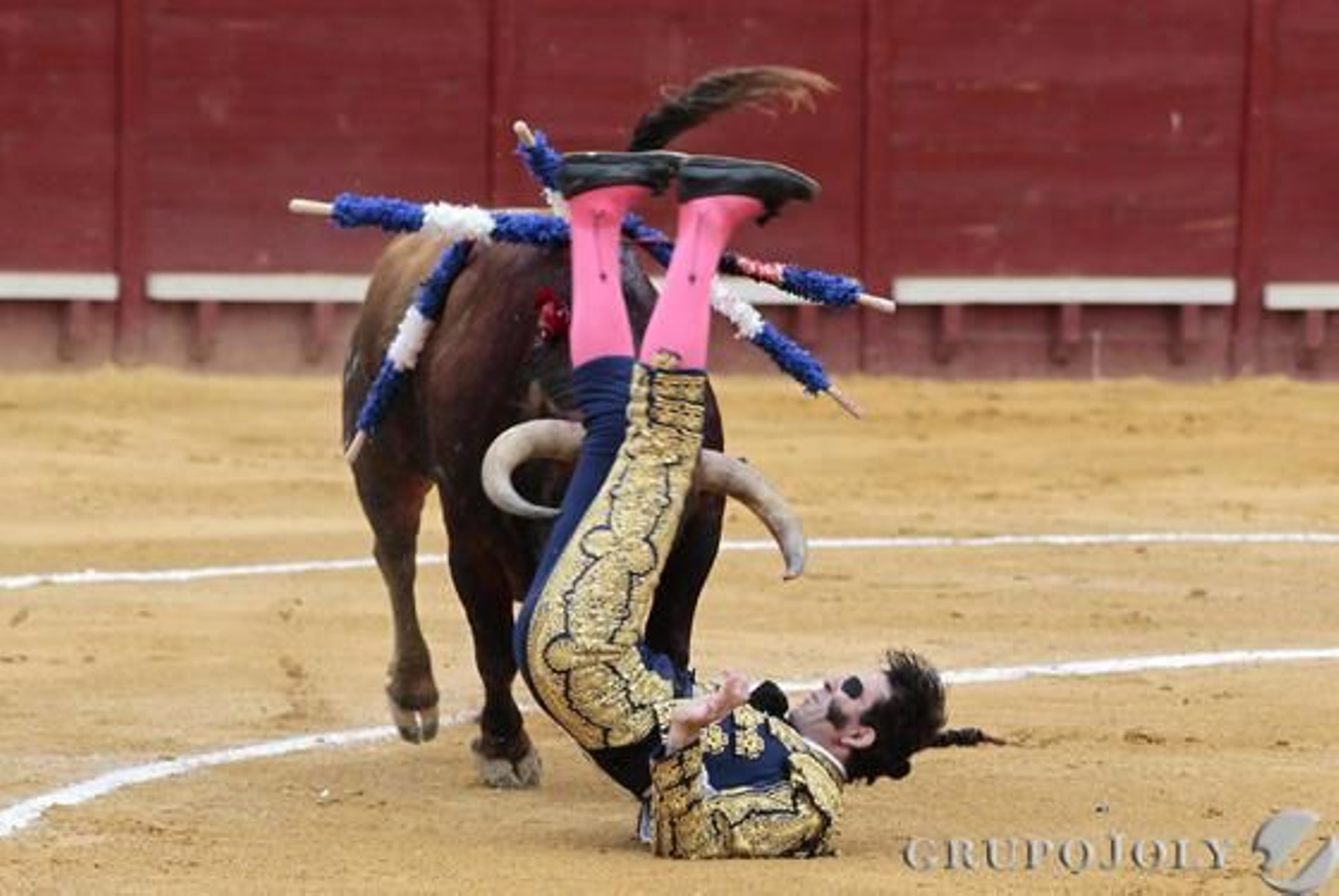 Juan José Padilla fue una vez  más ejemplo de cómo superarse, resultó herido pero salió al ruedo.

Foto: Miguel Angel Gonzalez