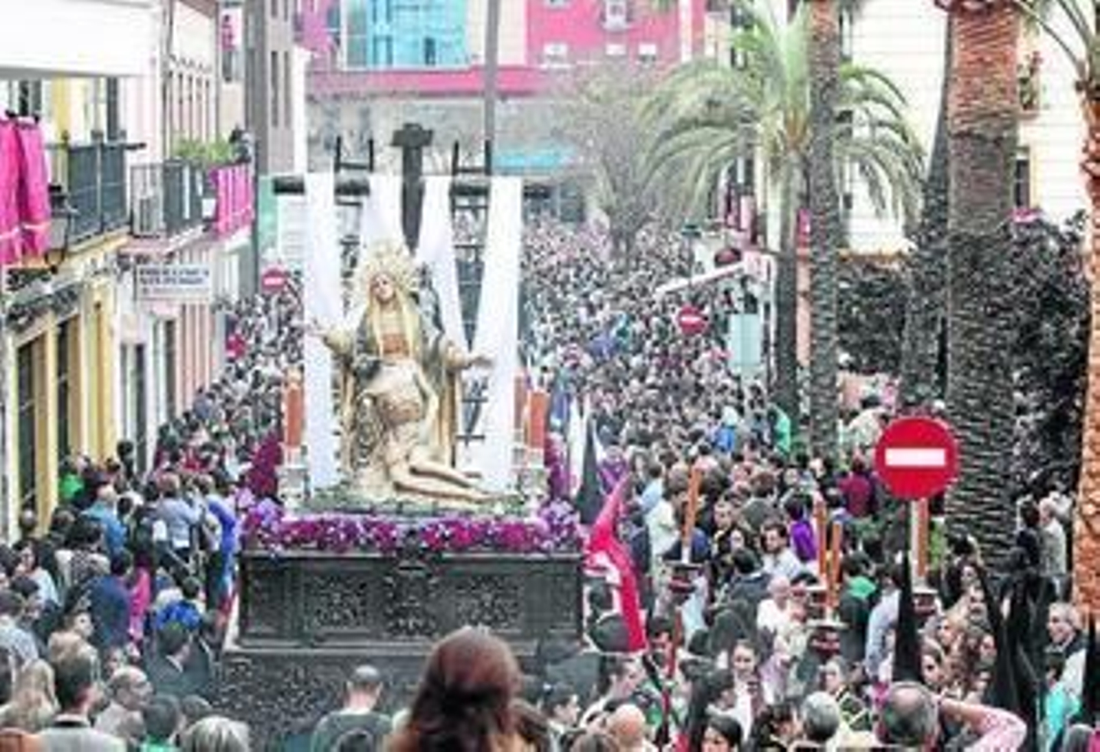 Las Angustias acercándose a la Parroquia de San Pedro.