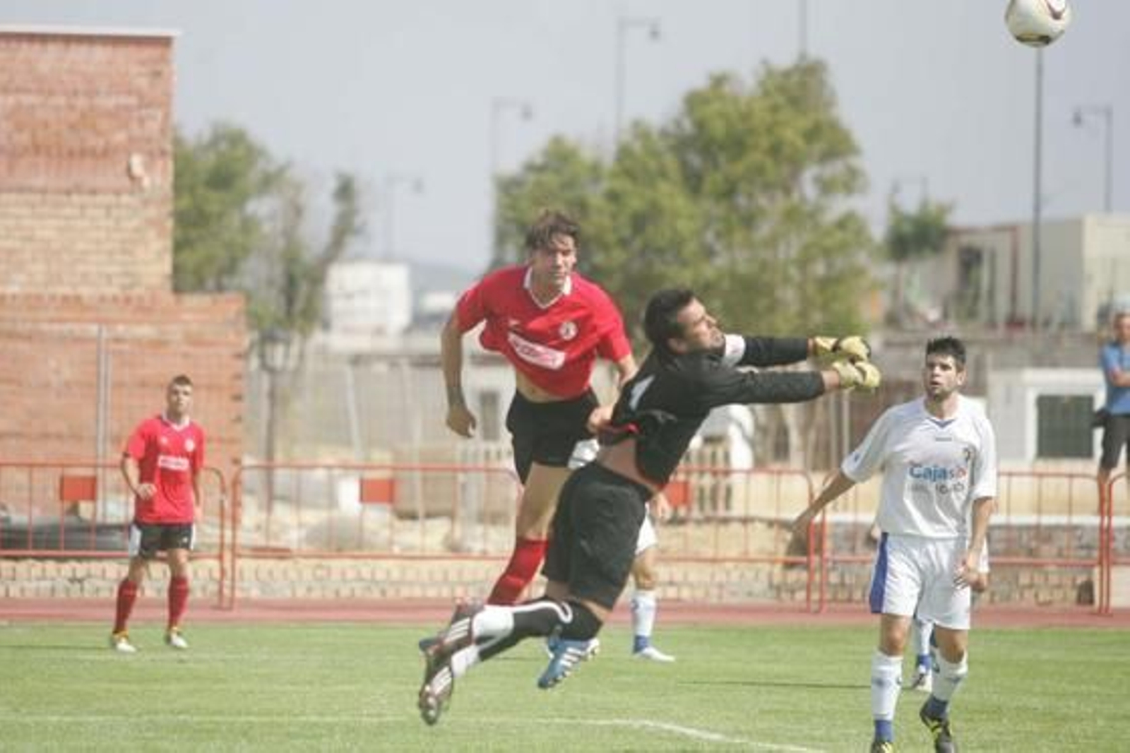 El San Roque desperdicia dos goles de ventaja ante el Pozoblanco y sufre, en su estreno como local, su primera bofetada de la temporada./Fotos: Quiñones

Foto: J.M.Q.