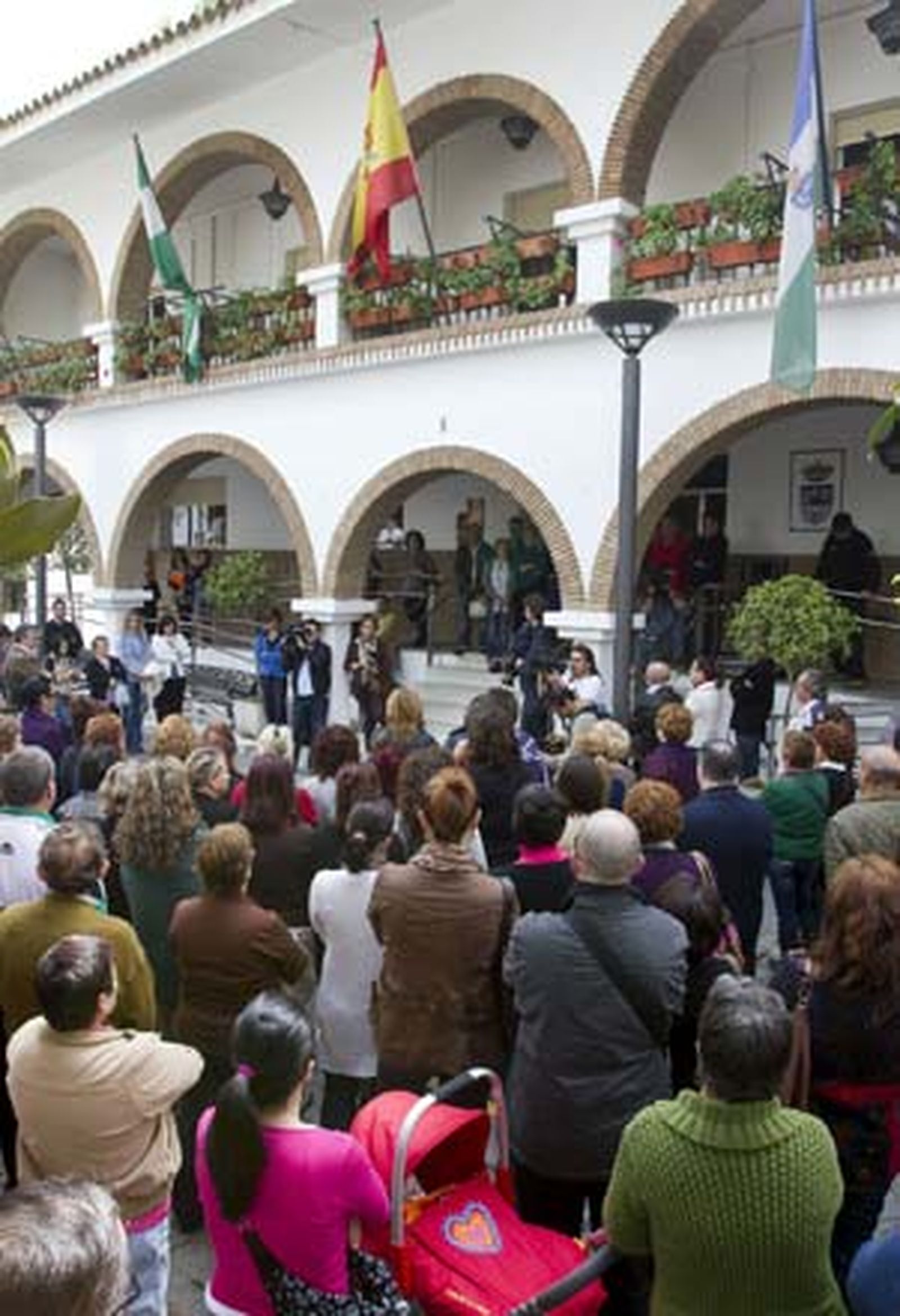 Unas 500 personas protestan contra la violencia de género ante el Ayuntamiento de Lepe