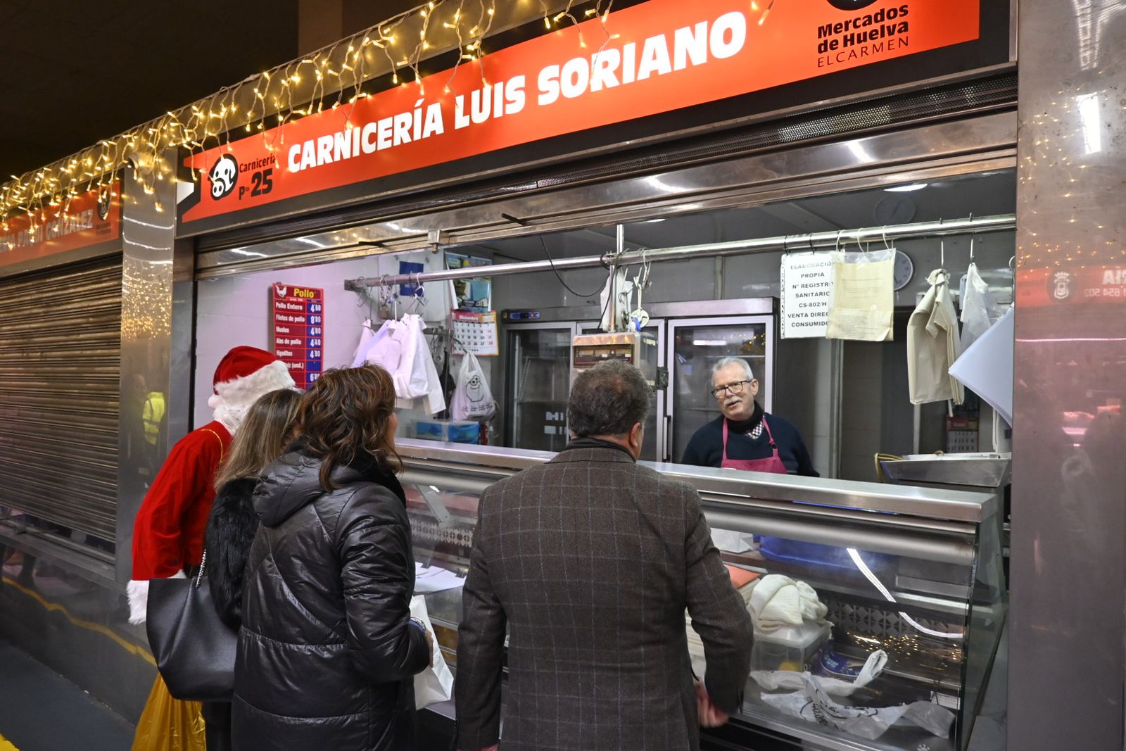 Papá Noel visita el mercado de El Carmen de Huelva, en imágenes