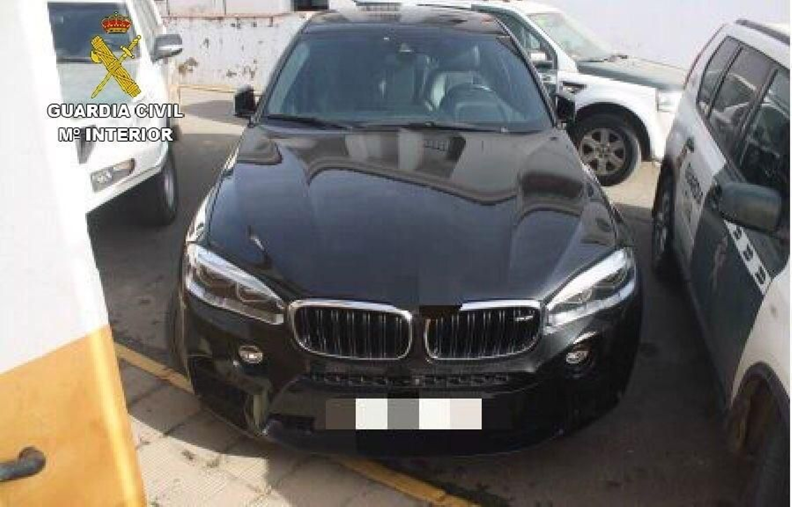 El vehículo recuperado por los agentes en Nuevo Portil.