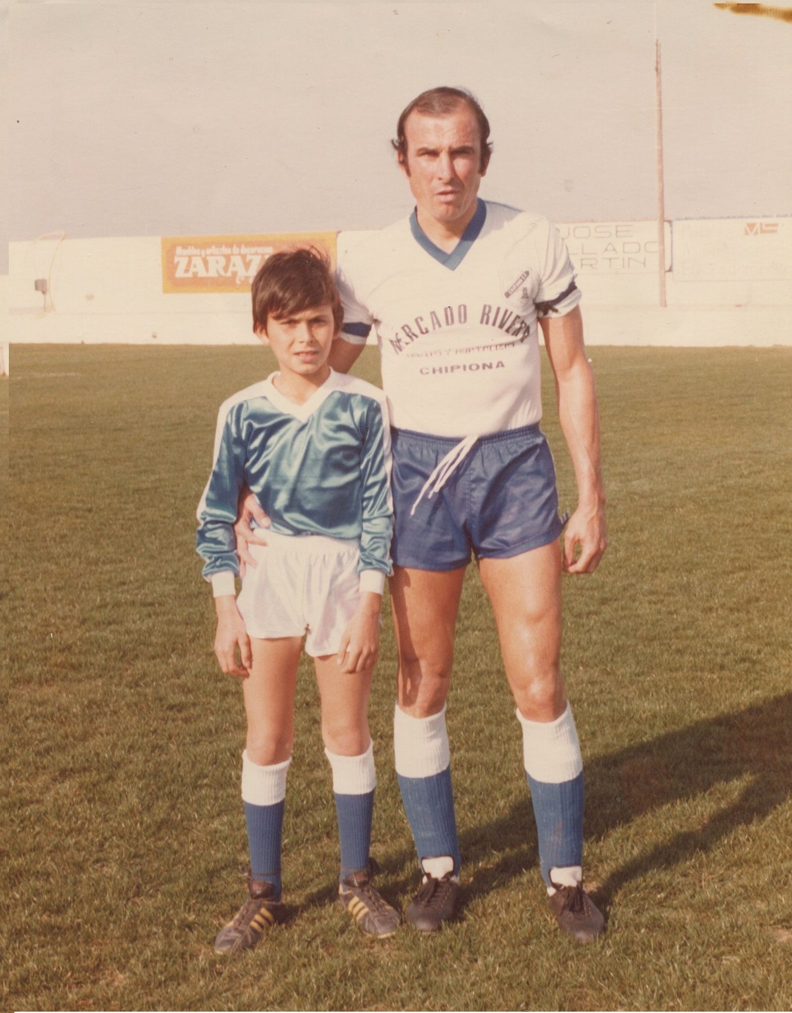 Con su hijo Manuel Carlos en el Chipiona, club en el que se retiró.
