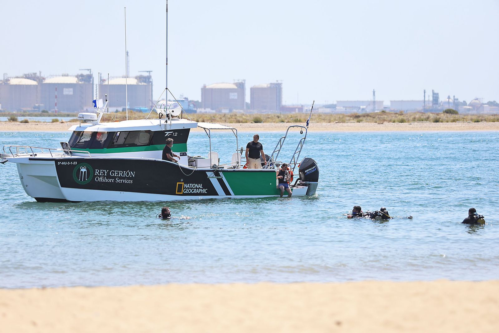 Imágenes de la gran recogida de residuos abandonados en el marco de la octava edición de '1m2 contra la basuraleza'. En la playa de la Canaleta.