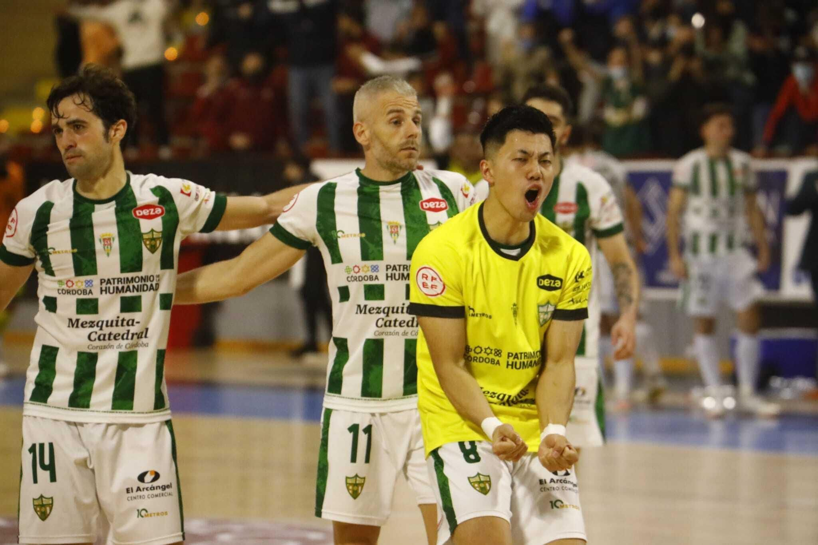 Shimizu celebra el gol del empate en el último minuto. Shimizu celebra el gol del empate en el último minuto.