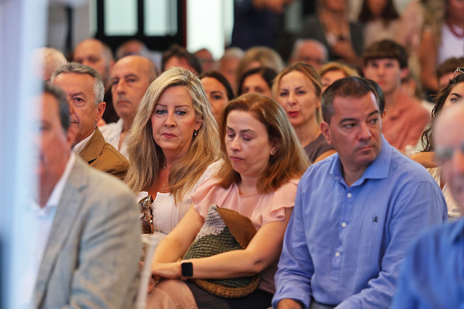 Imágenes de la celebración del primer aniversario del Gobierno Local de Pilar Miranda en el consistorio onubense.