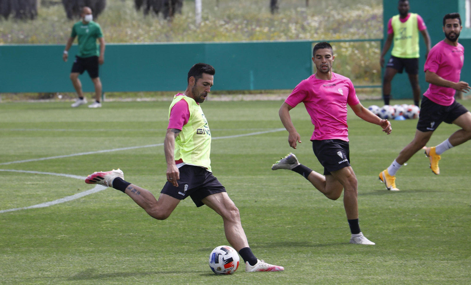 Valverde golpea al balón en presencia de Jesús Álvaro y Núñez durante la sesión del miércoles.