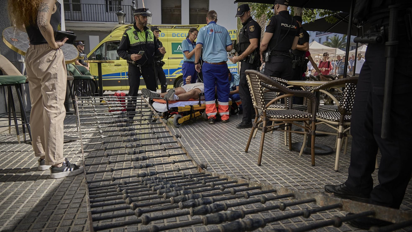 Las imágenes de la caida de un balcón sobre una persona desde una obra en la Plaza de San Juan de Dios