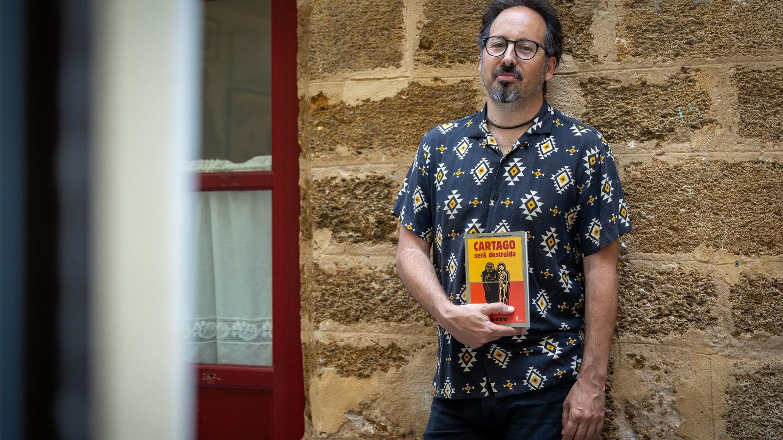 El autor David Monthiel, con un ejemplar de 'Cartago será destruida'.