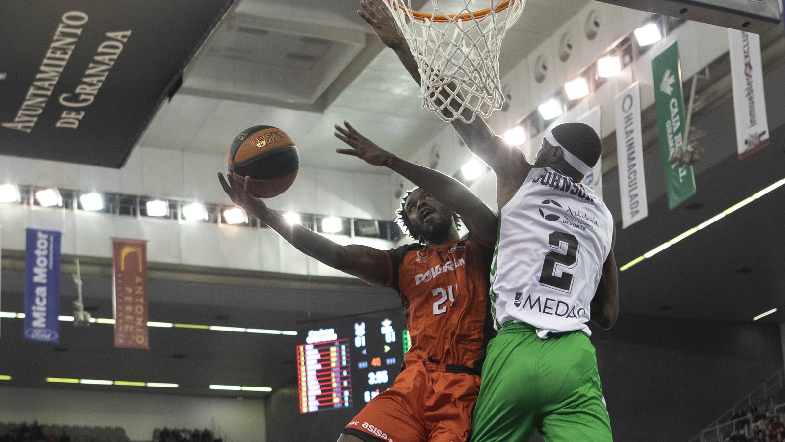 BJ Johnson trata de taponar la entrada a canasta de Prince Ali durante el encuentro en Granada.