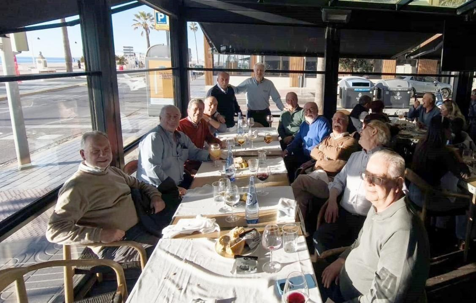 Manolo y Chano Guerrero, Juan Colón, Gonzalo Torreira, Carlos Troncoso, Luis Valsero, José Carlos Álvarez, Ceferino Pérez, José Antonio de las Cuevas y Juan Limón, durante la comida en el restaurante ‘Salicornia’.