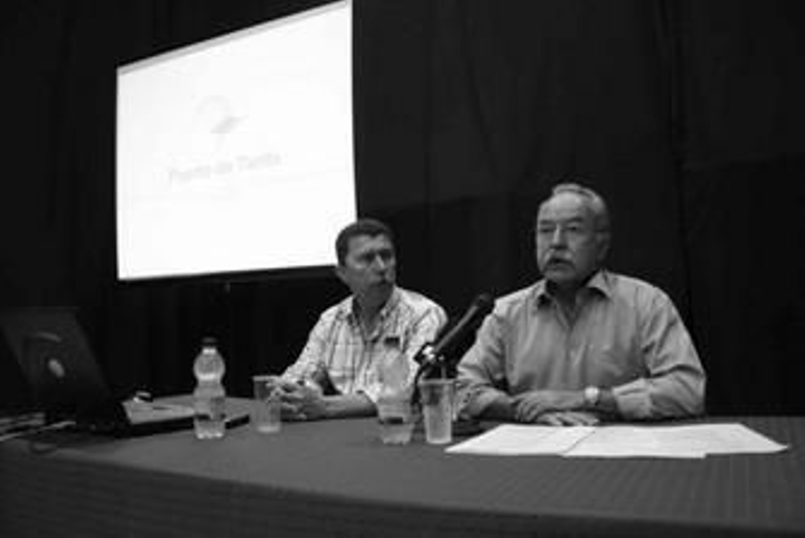 El presidente de la APBA, Manuel Morón, junto al alcalde tarifeño Miguel Manella durante la presentación del estudio.