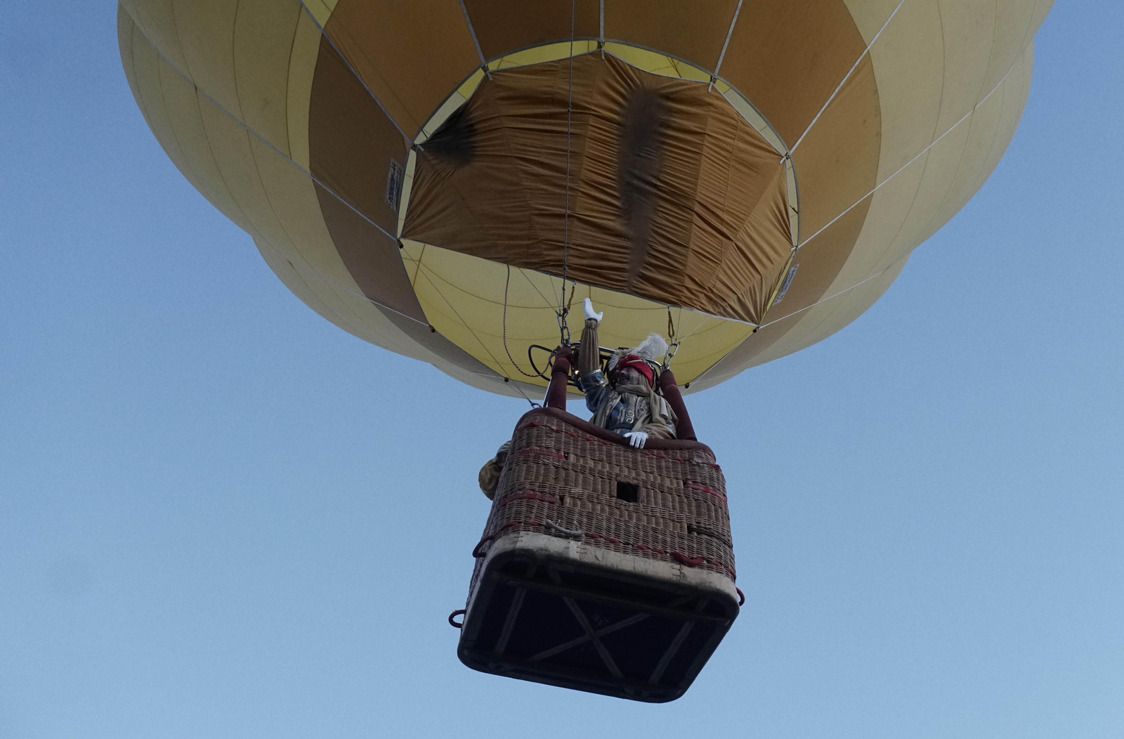 Fotos del heraldo de los Reyes Magos surcando los cielos de Sevilla