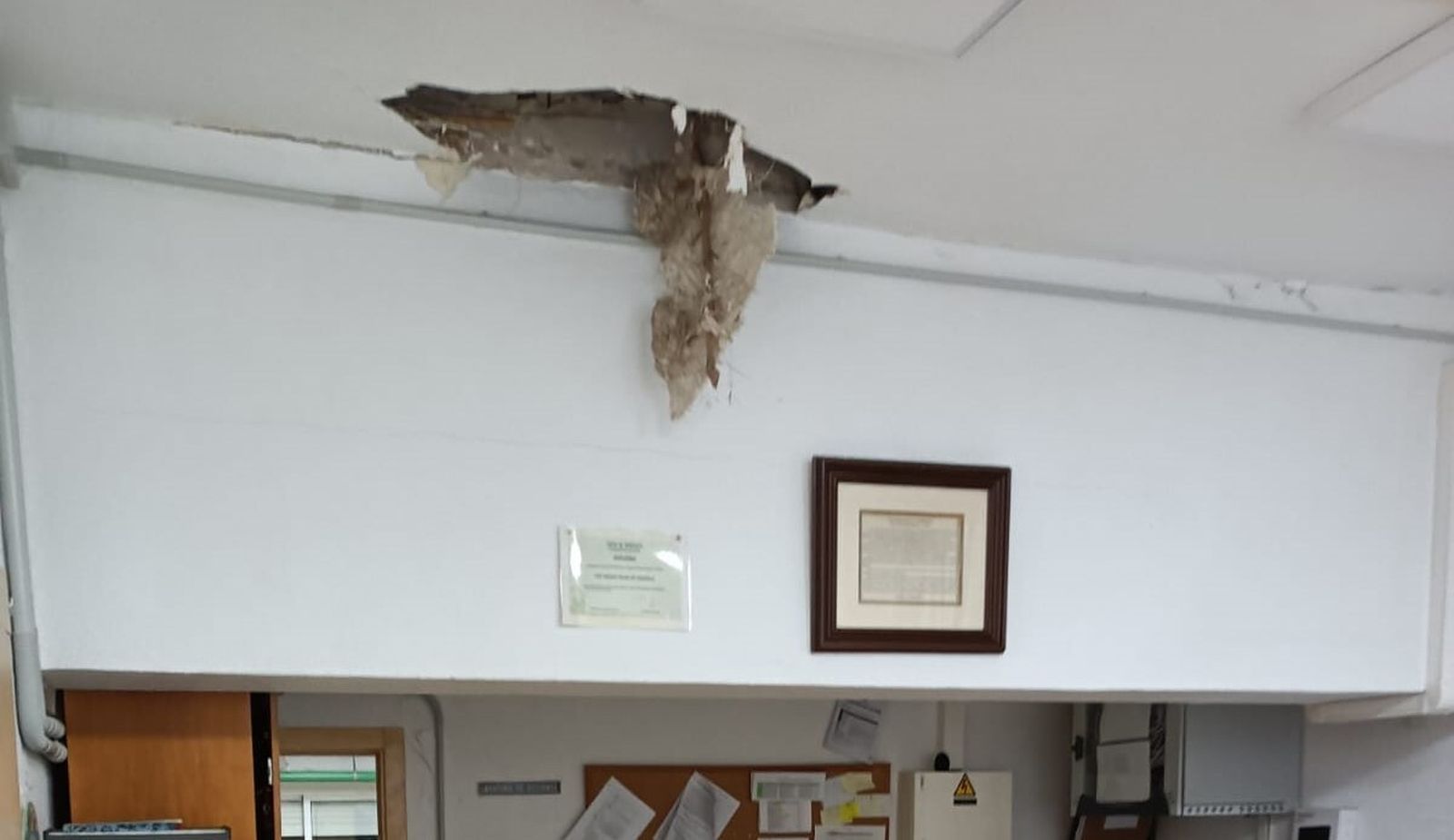 Desprendimiento del falso techo en la Secretaría del colegio Urbano Palma de Santaella.