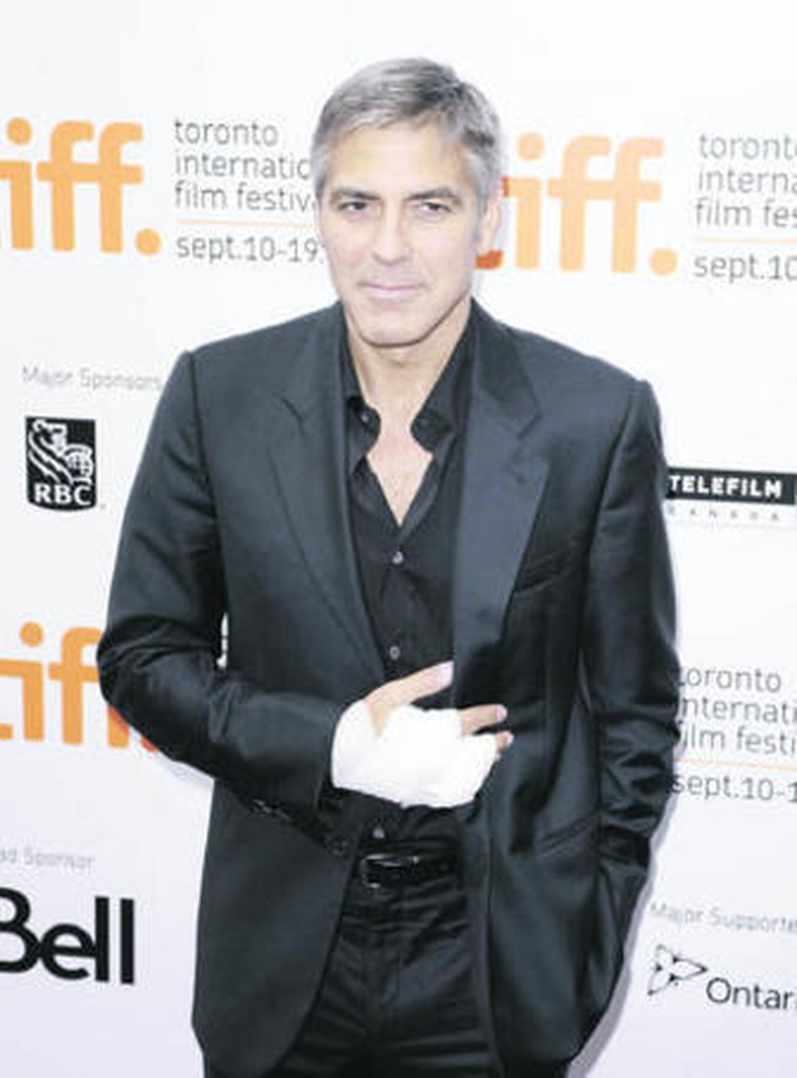 Clooney prefiere un tacto rectal a estar en Facebook