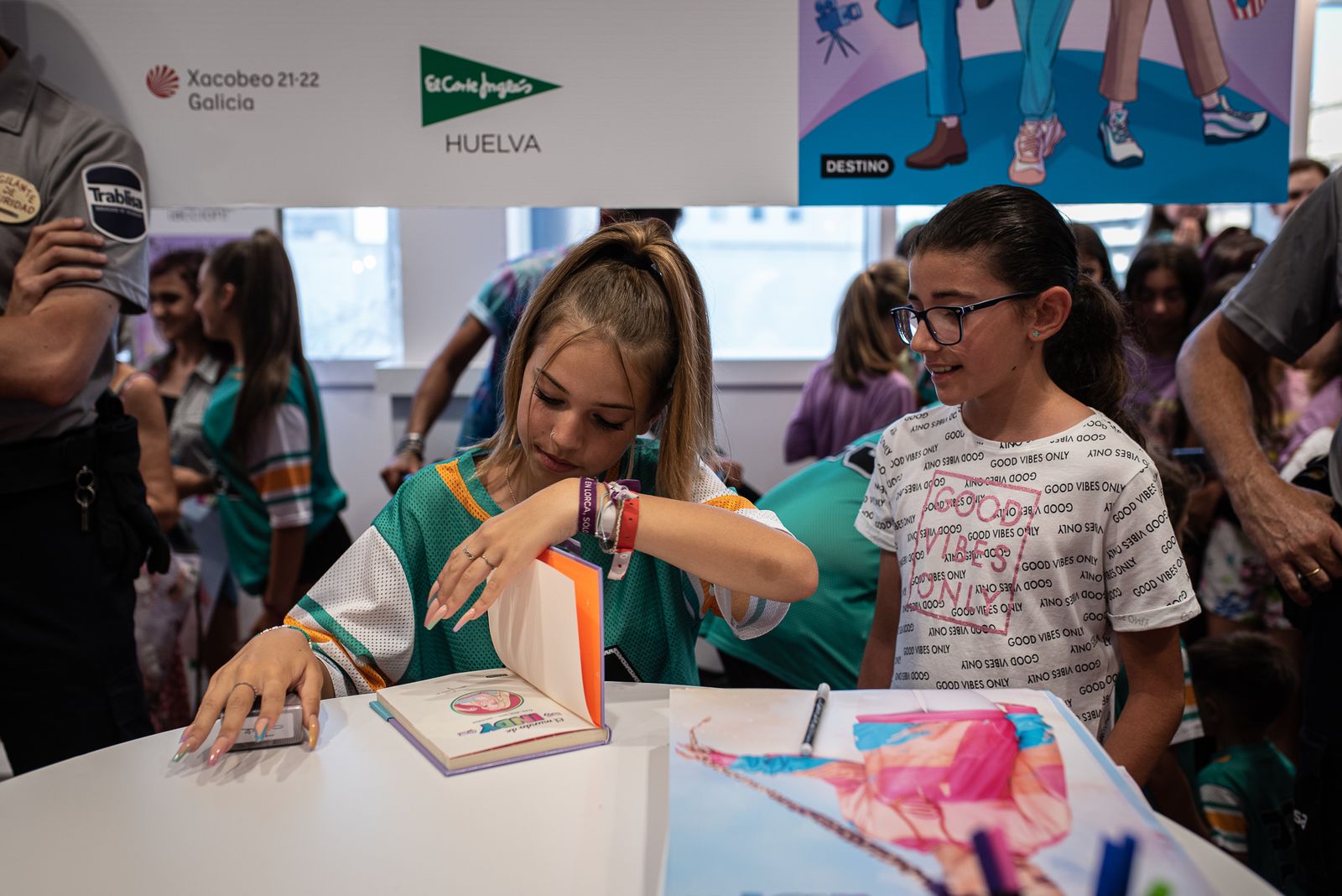 Imágenes de la firma de libros de la youtuber Indy en El Corte Inglés