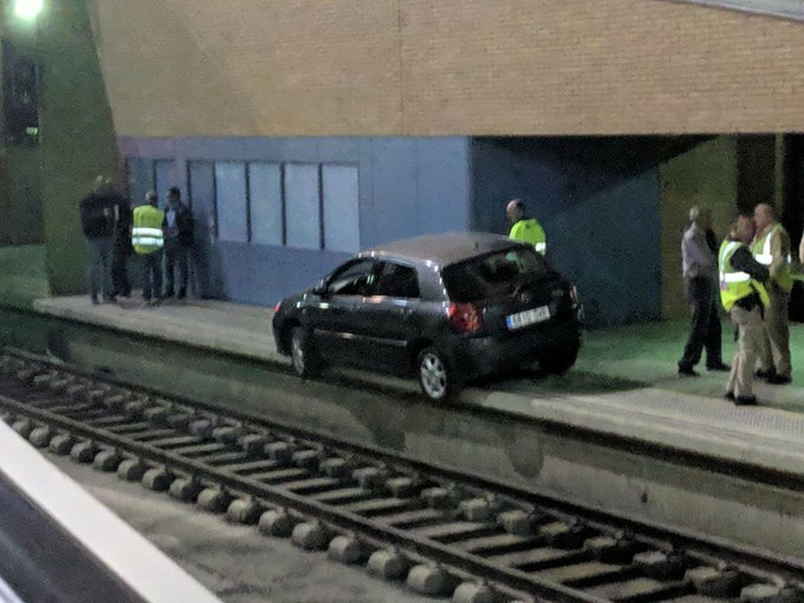 El vehículo junto al andén de la vía del tren en Santa Justa.