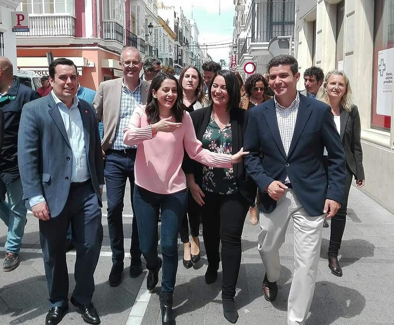 Inés Arrimada esta mañana por la calle Luna. A su derecha Curro Martínez (actual candidato a la Alcadía). A su izquierda los números uno y dos de la provincia al Congreso, María del Carmen Martínez y Sergio Romero.