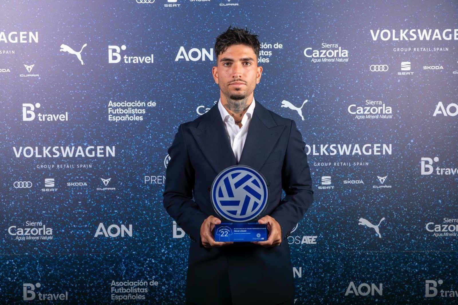 Óscar Lozano posa con su galardón.