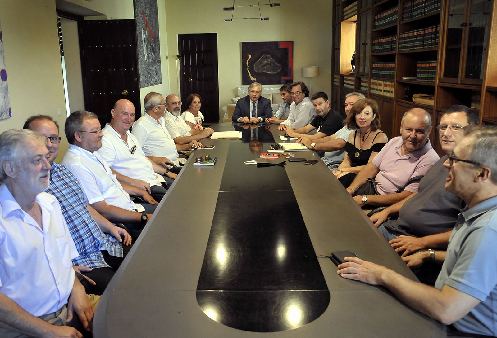 Un momento de la reunión informativa con partidos políticos, sindicatos y asociaciones de familiares de las víctimas.