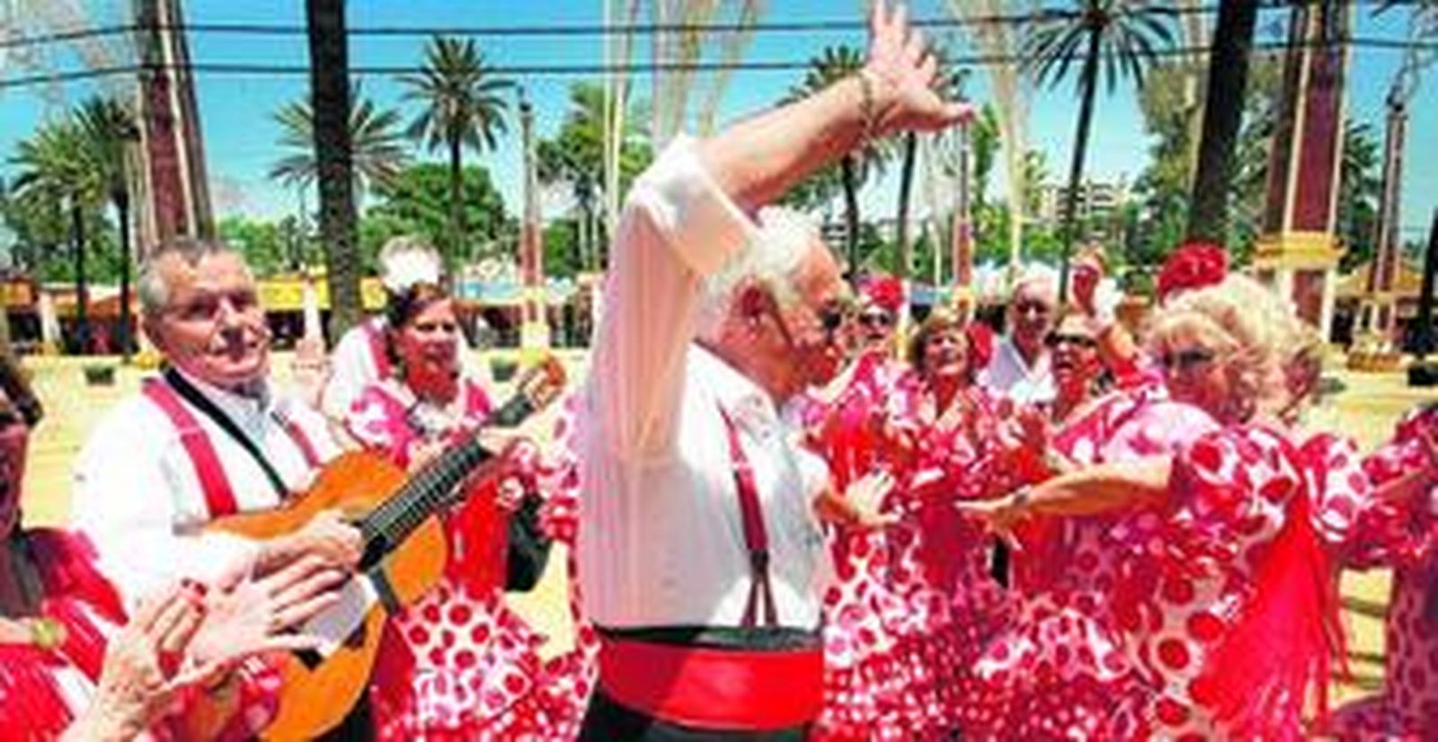 Un animoso grupo baila sevillanas delante del templete de González Byass, en las primeras horas de la tarde.