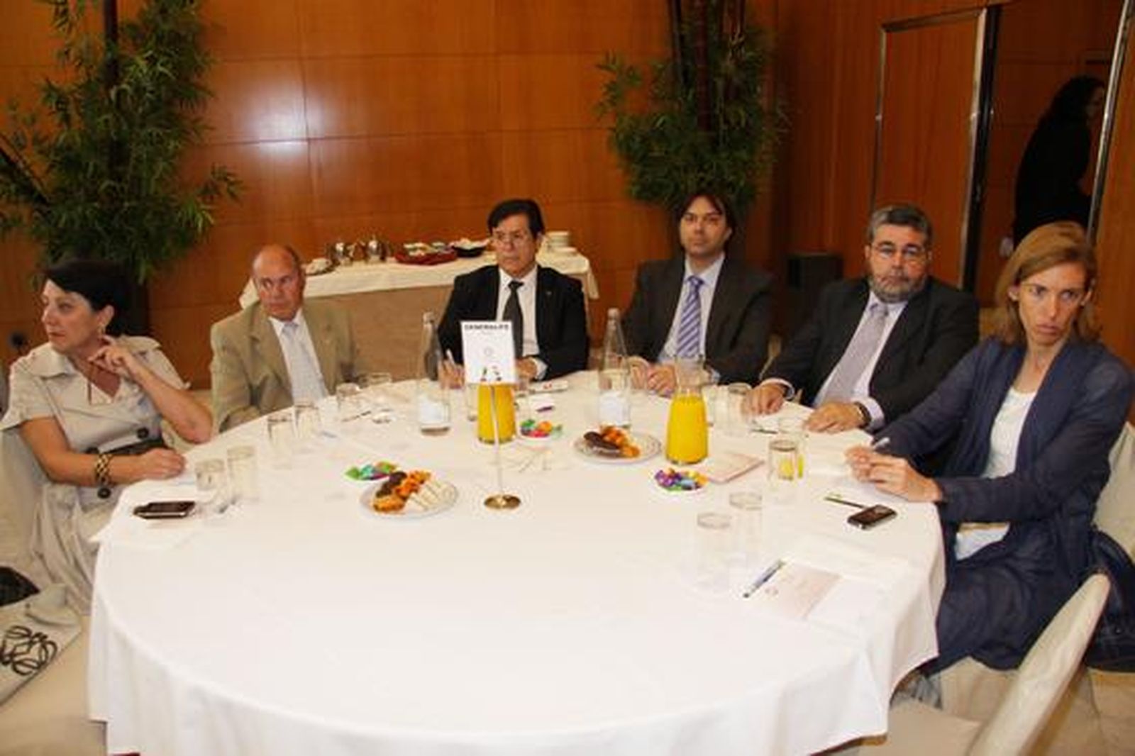 En la mesa, Charo Corzo,Joaquin Rodriguez,Francisco Luis Martinez,Dionisio Blasco,Juan Aguliar,Marisa Martinez, durante el Foro Joly Andalucía celebrado en Málaga con el ministro de Educación.

Foto: migue fernandez