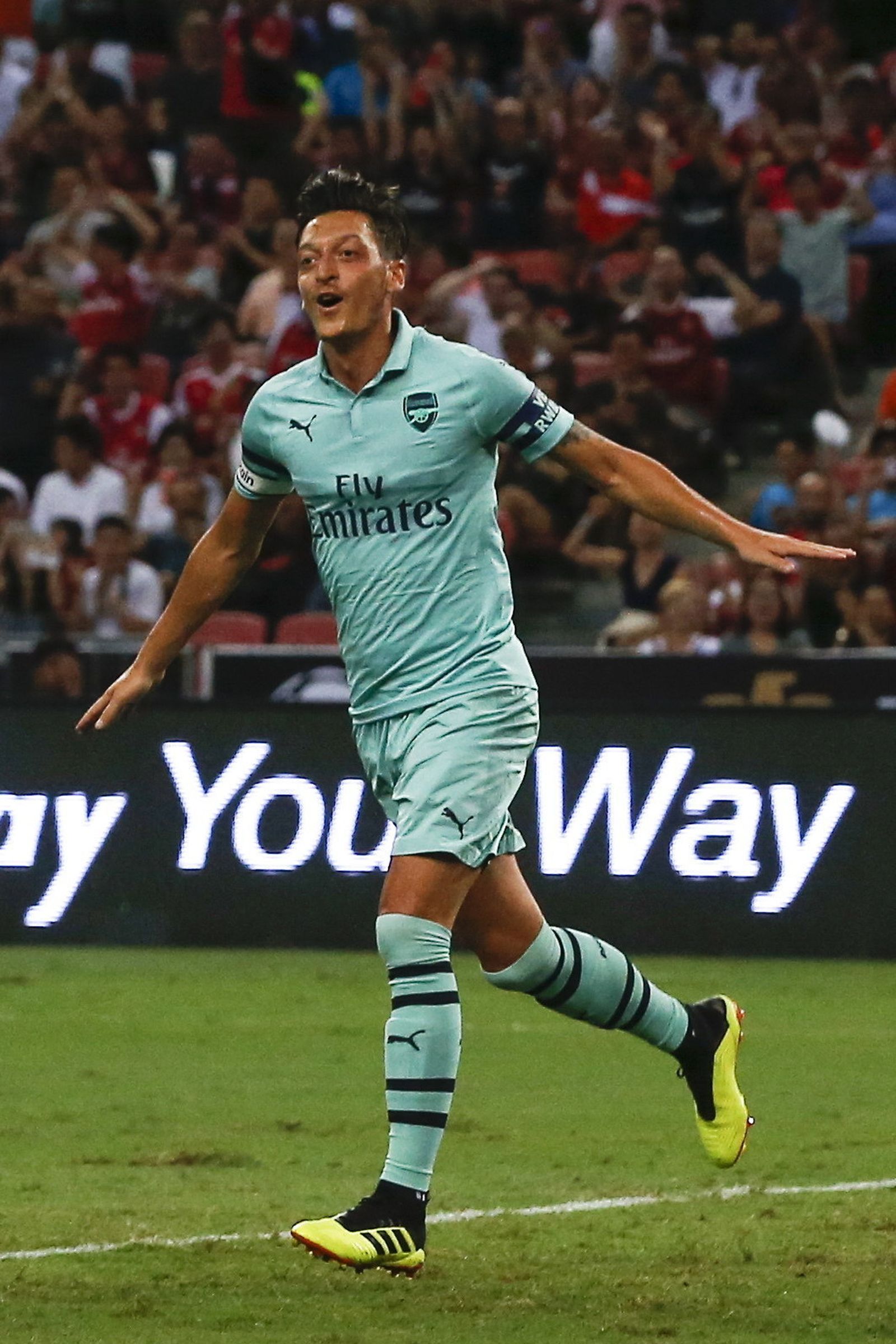 Mesut Özil celebra el gol que consiguió ayer frente al PSG.