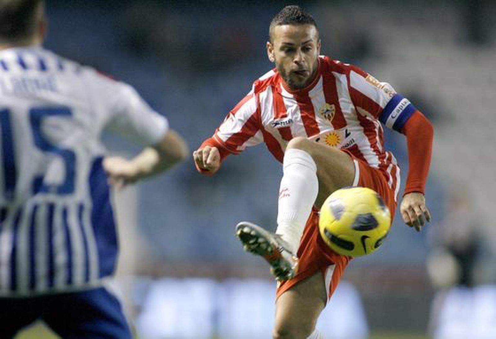 Crusat controla una pelota con el exterior. / EFE