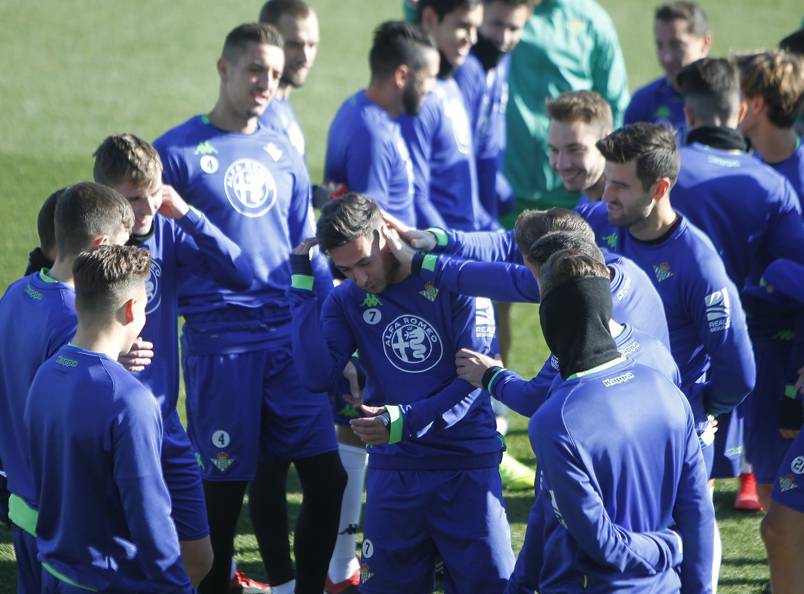 Sergio León pasa entre sus compañeros durante un entrenamiento.
