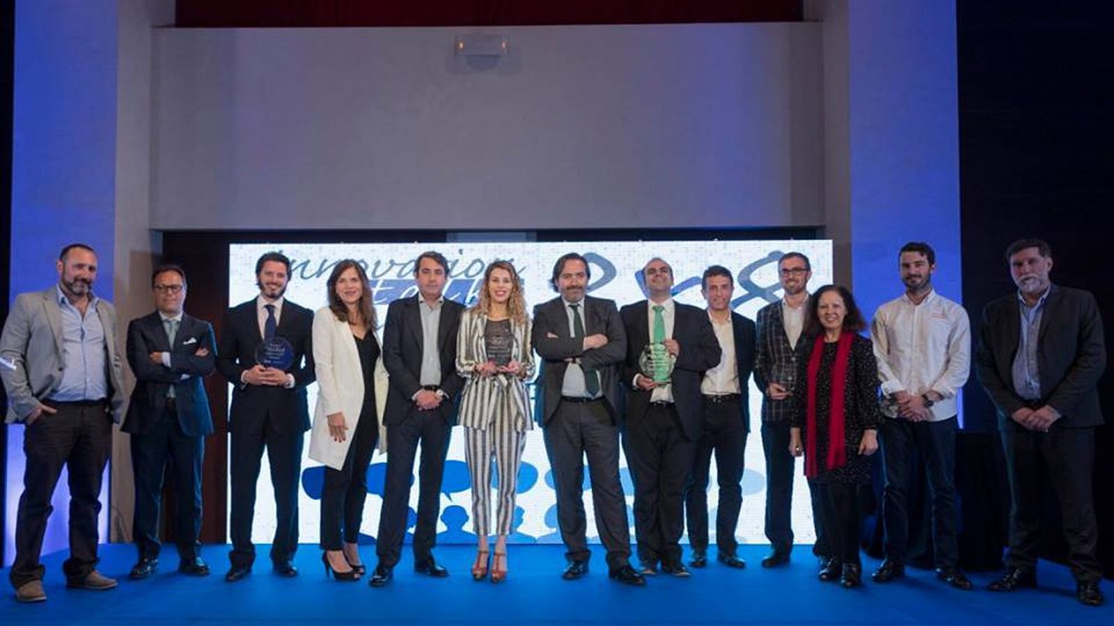 Los ocho finalistas y el jurado tras la entrega de los premios.